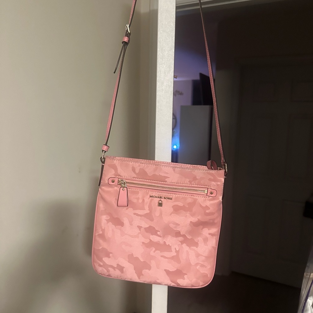 Micheal Kors Nylon Crossbody🩷 NWOT